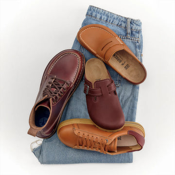 Sélection de chaussures et sabots en cuir sur un jean
